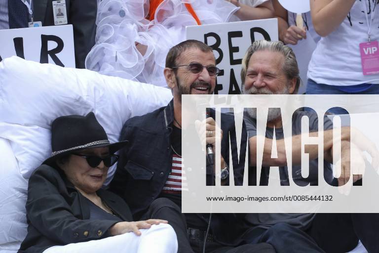 Japanese artist Yoko Ono (L), widow of John Lennon, former Beatle Ringo Starr (C) and actor Jeff Bridges recreate the bed of the peace , originally presented by Ono and her husband in 1969 against the Vietnam war, in New York, United States, 13 September 2018. The peaceful action was celebrated in front of the New York City Hall to promote student activism as a tribute to John Lennon. Yoko Ono recreates the bed of the peace with Ringo Starr and Jeff Bridges in New York !ACHTUNG: NUR REDAKTIONELLE NUTZUNG!