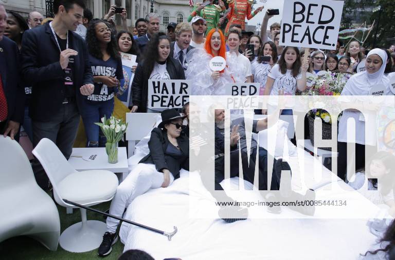 Japanese artist Yoko Ono (L), widow of John Lennon, former Beatle Ringo Starr (C) and actor Jeff Bridges recreate the bed of the peace , originally presented by Ono and her husband in 1969 against the Vietnam war, in New York, United States, 13 September 2018. The peaceful action was celebrated in front of the New York City Hall to promote student activism as a tribute to John Lennon. Yoko Ono recreates the bed of the peace with Ringo Starr and Jeff Bridges in New York !ACHTUNG: NUR REDAKTIONELLE NUTZUNG!
