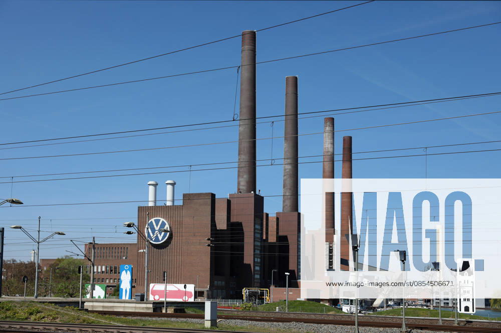 VW Wolfsburg, 23.04.2026, VW Zeichen auf dem Heizkraftwerk Wolfsburg Nord Süd (VW-Kraftwerk), vier Schornsteine, am Wolfsburger Hauptbahnhof Niedersachsen Deutschland