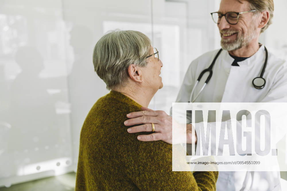 Doctor comforting senior patient during consultation at the hospital model released, Symbolfoto property released, MFF10049