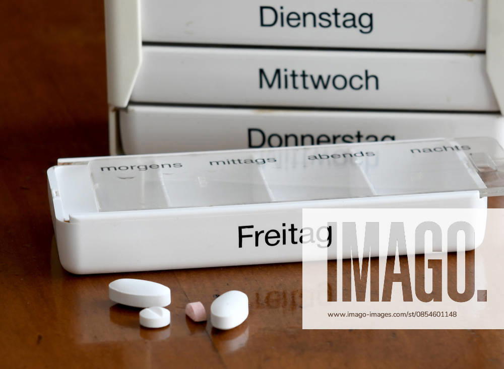 Tablettendispenser mit der Wochenration an verordneten Tabletten Die Bundesregierung strebt eine Gesundheitsreform an.Die Ausgaben der gesetzllchen Krankenkassen wachsen schneller als ihre Ausgaben. Die Krankenkassen sollen Milliarden einsparen, auch die Versicherten sollen zur Kasse gebeten werden.