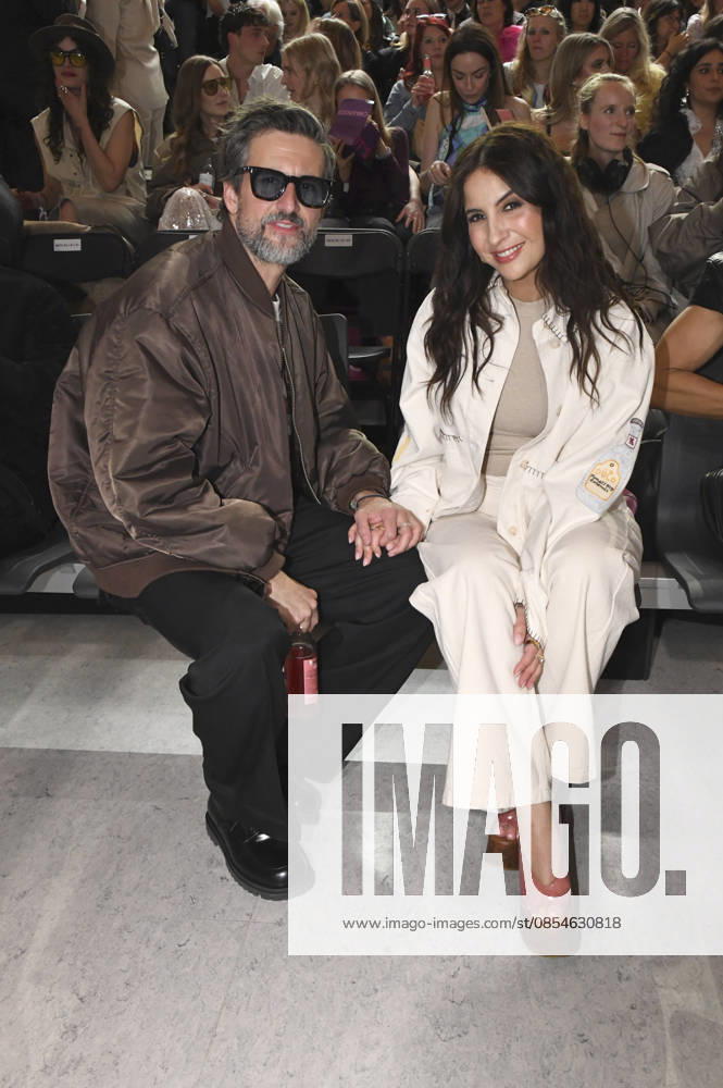 Tom Beck und Chryssanthi Kavazi bei der ABOUT YOU Holiday Fashion Show im Flughafen Tempelhof, Berlin