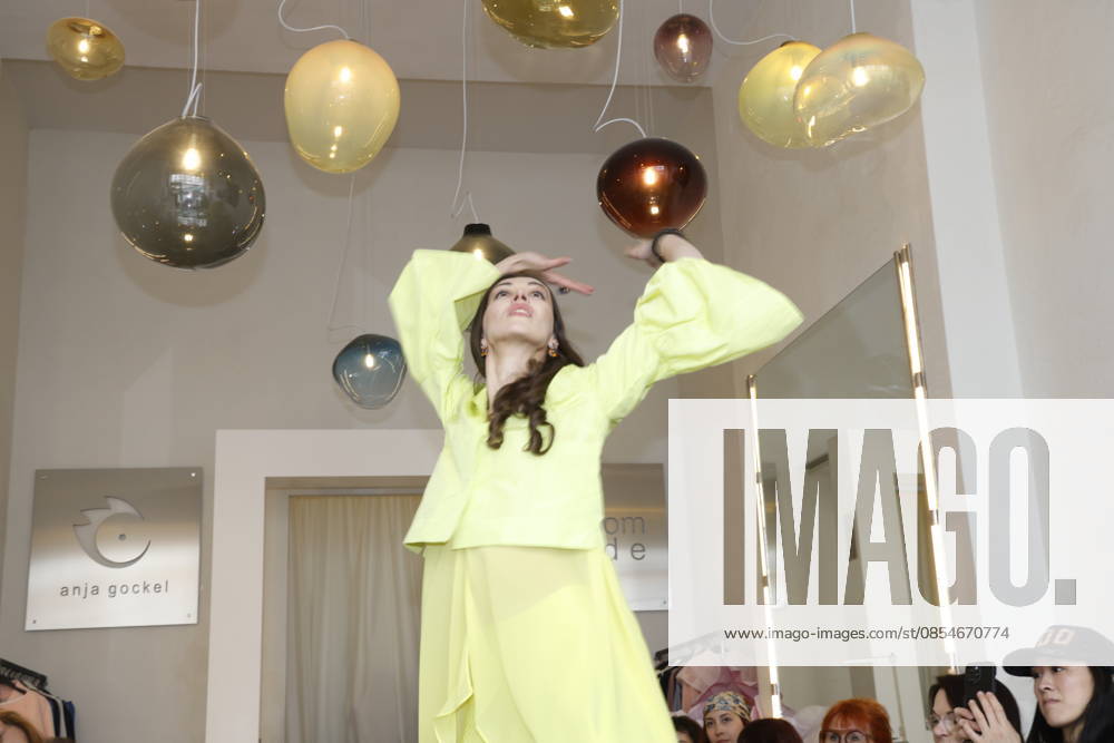 Lia Kemendi bei der Anja Gockel Fashion Show Frisches für die Sinne im Showroom Paris 44 by Anja Gockel. Berlin