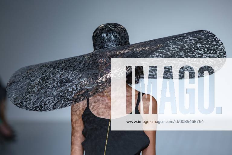 LONDRES, LO - 14.09.2018: LONDON FASHION WEEK - Marta Jakubowski& 39;s fashion show at London Fashion Week September 2018 held at BFC SHOW SPACE, The Strand, London, England. x1605040x RichardxCallis