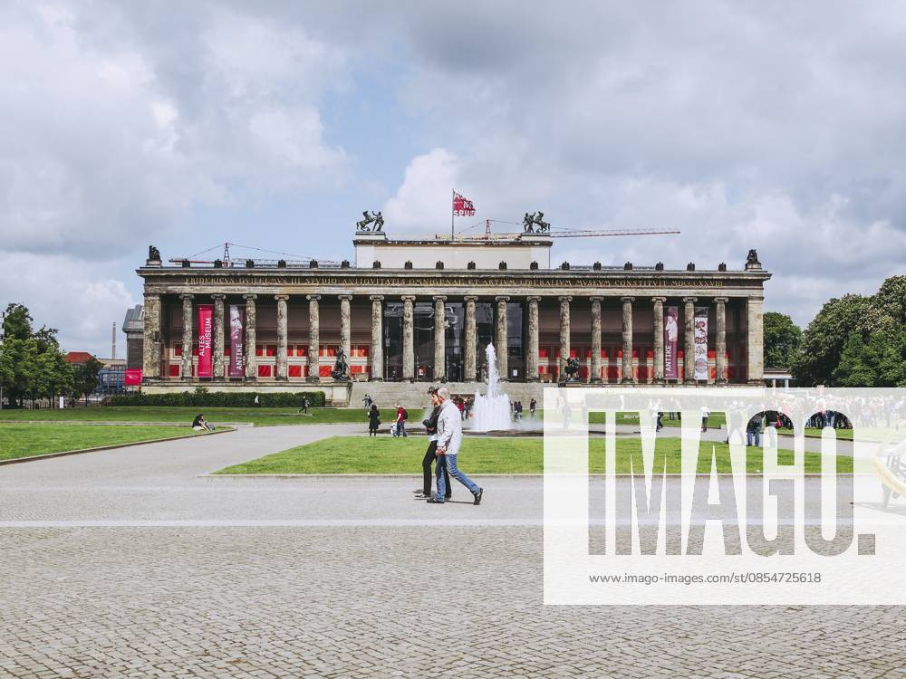 BERLIN, DEUTSCHLAND 10. MAI 2014: Touristen besuchen das Alte Museum für Altertümer auf der Museumsinsel Berlin, Deutschland BERLIN, GERMANY - MAY 10, 2014: Tourists visiting the Altes Museum of Antiquities in Museumsinsel Berlin Germany