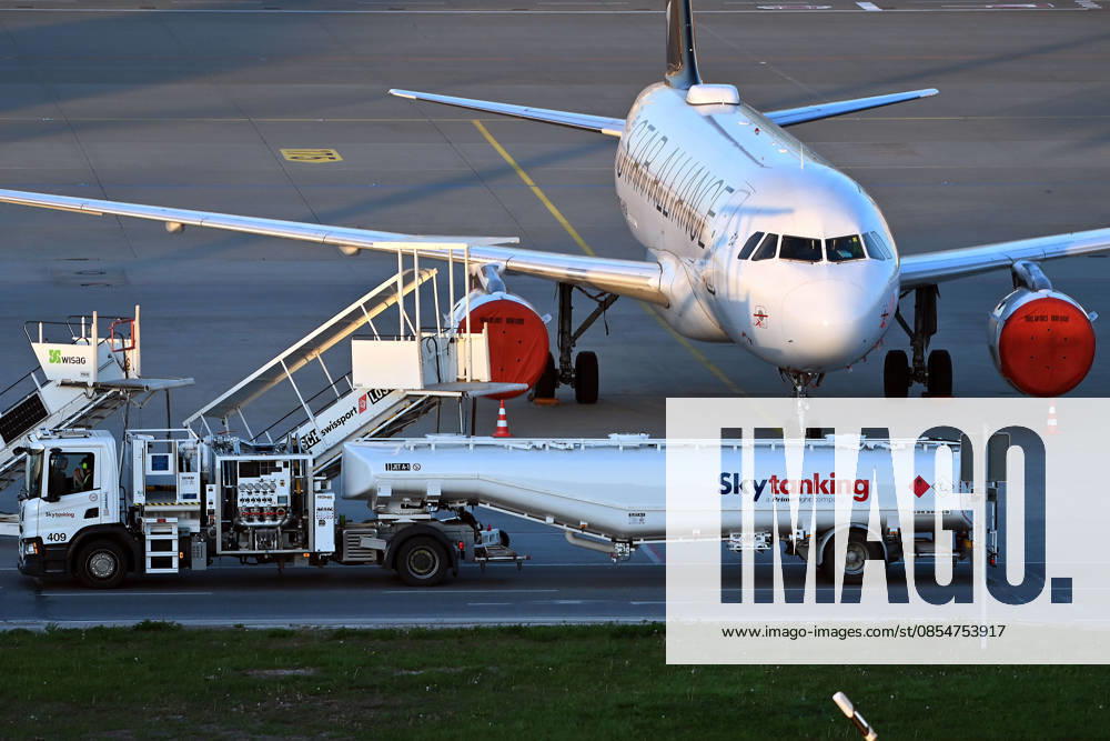 Tankfahrzeug mit Kerosin, Sky Tanking, Kerosinmangel, betanken,tanken,auftanken. Abgestellte Lufthansa Maschine auf dem Vorfeld am Flughafen Franz Josef Strauss in Muenchen
