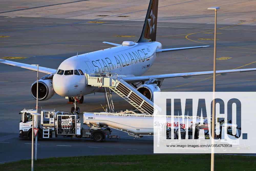 Tankfahrzeug mit Kerosin, Sky Tanking, Kerosinmangel, betanken,tanken,auftanken. Abgestellte Lufthansa Maschine auf dem Vorfeld am Flughafen Franz Josef Strauss in Muenchen