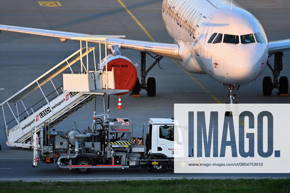 Tankfahrzeug mit Kerosin, Sky Tanking, Kerosinmangel, betanken,tanken,auftanken. Abgestellte Lufthansa Maschine auf dem Vorfeld am Flughafen Franz Josef Strauss in Muenchen