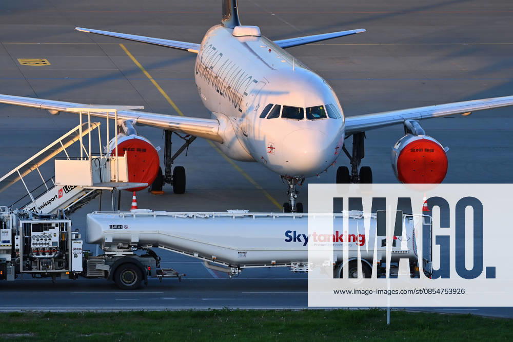 Tankfahrzeug mit Kerosin, Sky Tanking, Kerosinmangel, betanken,tanken,auftanken. Abgestellte Lufthansa Maschine auf dem Vorfeld am Flughafen Franz Josef Strauss in Muenchen