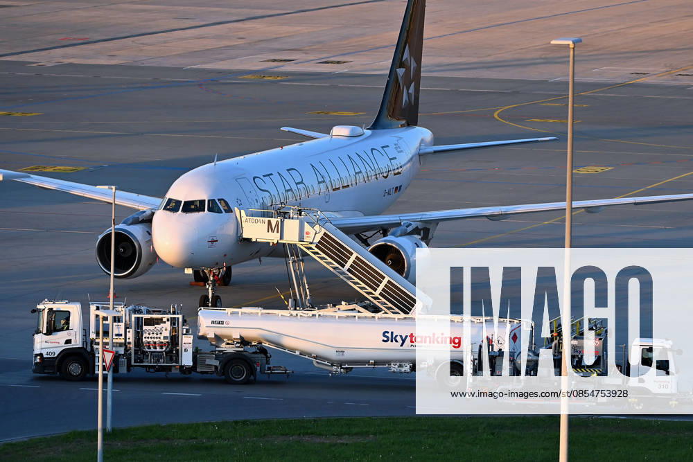 Tankfahrzeug mit Kerosin, Sky Tanking, Kerosinmangel, betanken,tanken,auftanken. Abgestellte Lufthansa Maschine auf dem Vorfeld am Flughafen Franz Josef Strauss in Muenchen