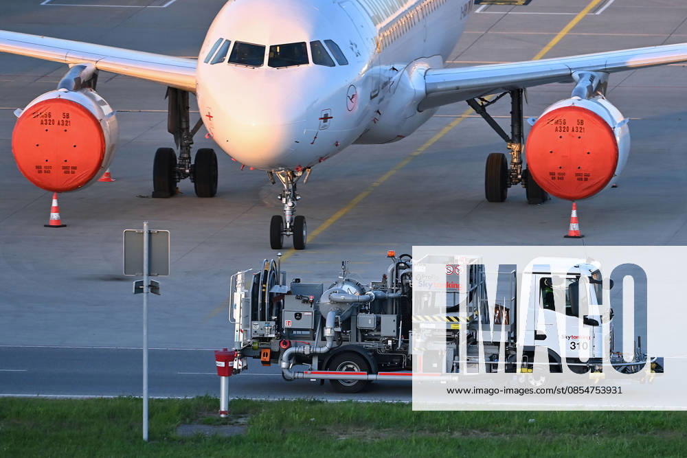 Tankfahrzeug mit Kerosin, Sky Tanking, Kerosinmangel, betanken,tanken,auftanken. Abgestellte Lufthansa Maschine auf dem Vorfeld am Flughafen Franz Josef Strauss in Muenchen