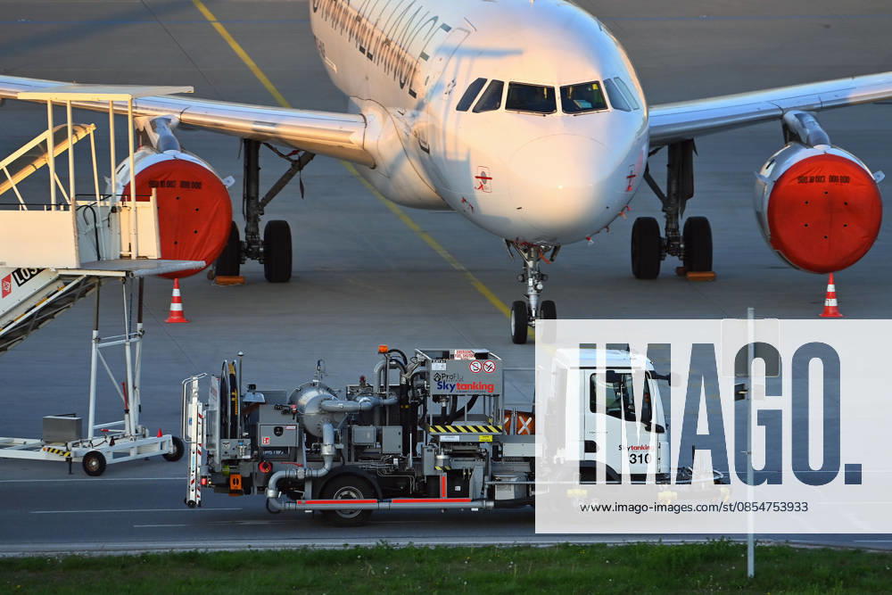 Tankfahrzeug mit Kerosin, Sky Tanking, Kerosinmangel, betanken,tanken,auftanken. Abgestellte Lufthansa Maschine auf dem Vorfeld am Flughafen Franz Josef Strauss in Muenchen
