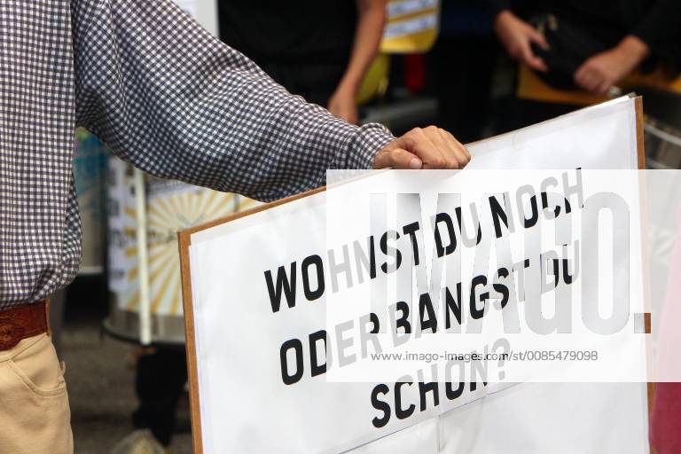 Unter dem Hashtag Ausspekuliert demonstrierten zig tausend Menschen gegen die steigenden Mieten und für bezahlbaren Wohnraum in München, Bayern, Deutschland: Demonstrant mit Plakat wohnst Du noch oder bangst Du schon