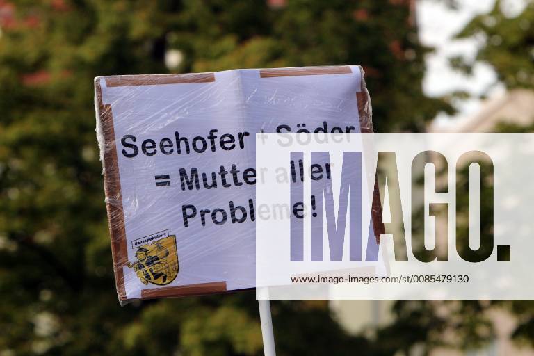 Unter dem Hashtag Ausspekuliert demonstrierten zig tausend Menschen gegen die steigenden Mieten und für bezahlbaren Wohnraum in München, Bayern, Deutschland: Demonstrant mit Plakat Seehofer und Söder sind die Mutter aller Probleme