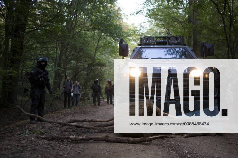 Kerpen, Nordrhein-Westfalen, Germany - 4th day of eviction of the Hambacher Forst occupation Kerpen Germany - ZUMAg237 20180916_zap_g237_028