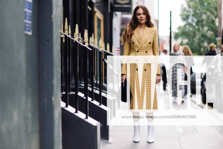 Evangelie Smyrniotaki posing outside the Victoria Beckham runway show during London Fashion Week - Sept 16, 2018 - LFW: Spring 2019 Street Style Day 3, London England