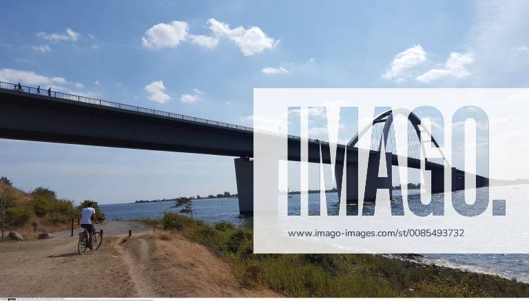 Feature Symbol: Fehmarn 08 18 pp Fehmarnsundbrücke im August 2018 Deutschland deutsch deutsche Insel Ostsee Ostseeinsel Ausflug Ferien Urlaub Natur Erholung Fehmarnsund Brücke Sund germany german island isle baltic sea quer