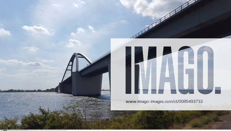 Feature Symbol: Fehmarn 08 18 pp Fehmarnsundbrücke im August 2018 Deutschland deutsch deutsche Insel Ostsee Ostseeinsel Ausflug Ferien Urlaub Natur Erholung Fehmarnsund Brücke Sund germany german island isle baltic sea quer