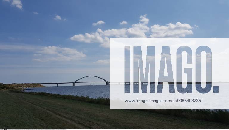 Feature Symbol: Fehmarn 08 18 pp Fehmarnsundbrücke im August 2018 Deutschland deutsch deutsche Insel Ostsee Ostseeinsel Ausflug Ferien Urlaub Natur Erholung Fehmarnsund Brücke Sund germany german island isle baltic sea quer