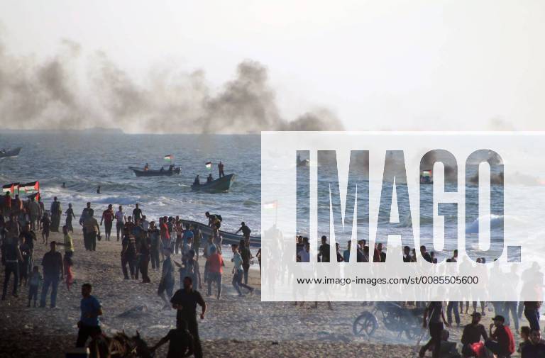 Gazastreifen, Proteste in Bait Lahiya September 17, 2018 - Beit Lahia, Gaza Strip, Palestinian Territory - Palestinian protesters gather during clashes with Israeli forces in a demonstration against the Israeli blockade on Gaza Strip, along the Gaza sea barrier on the maritime border with Israel near Kibbutz Zikim, north of Beit Lahia in the northern Gaza Strip on September 17, 2018 Beit Lahia Palestinian Territory - ZUMAap3_ 20180917_zaf_ap3_094