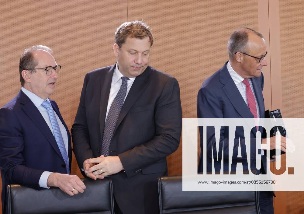 Alexander Dobrindt (CSU), Bundesinnenminister, Lars Klingbeil (SPD), Bundesminister der Finanzen, Vizekanzler und SPD-Bundesvorsitzender, Friedrich Merz, Bundeskanzler , Deutschland, Berlin, Bundeskanzleramt, Das Bundeskabinett befasst sich in seiner 42. Sitzung am 29. April 2026 unter anderem mit dem Gesetzentwurf zur Stabilisierung der Beitragssätze in der gesetzlichen Krankenversicherung und den Eckwerten des Regierungsentwurfs zum Bundeshaushalt 2027.