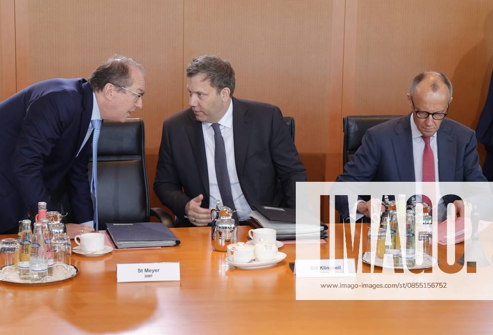 Alexander Dobrindt (CSU), Bundesinnenminister, Lars Klingbeil (SPD, Bundesminister der Finanzen, Vizekanzler und SPD-Bundesvorsitzender und Bundeskanzler Friedrich Merz (CDU) Deutschland, Berlin, Bundeskanzleramt, Das Bundeskabinett befasst sich in seiner 42. Sitzung am 29. April 2026 unter anderem mit dem Gesetzentwurf zur Stabilisierung der Beitragssätze in der gesetzlichen Krankenversicherung und den Eckwerten des Regierungsentwurfs zum Bundeshaushalt 2027.
