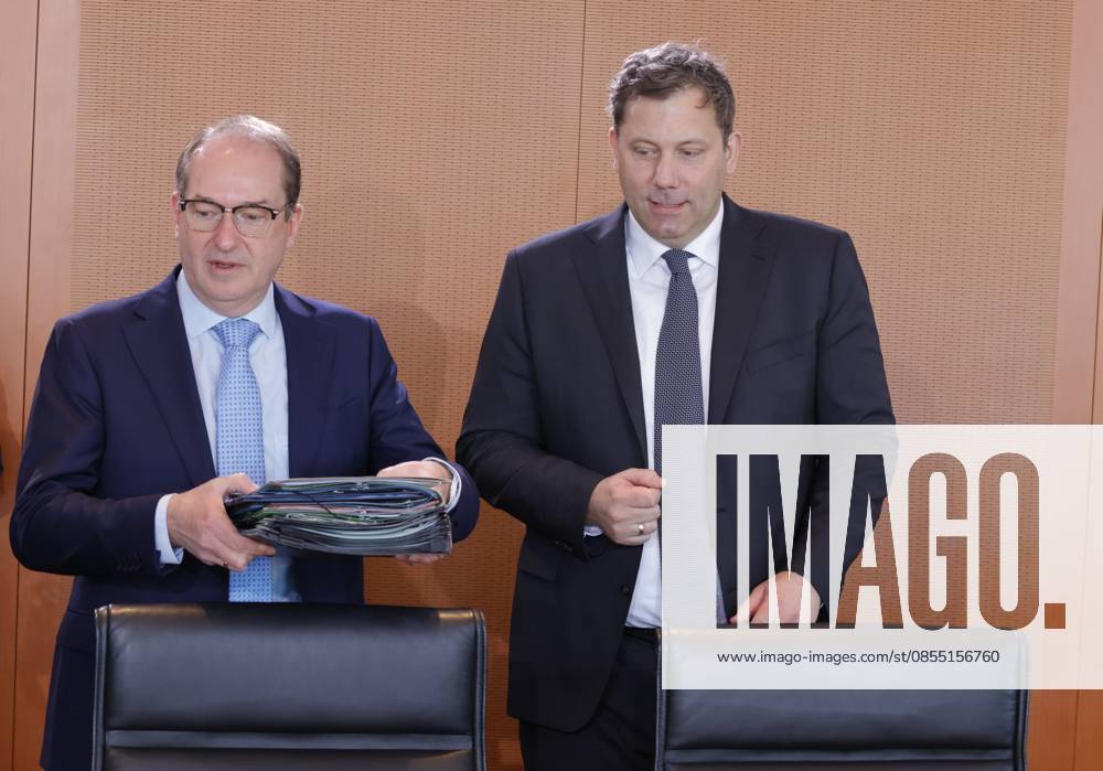 Alexander Dobrindt (CSU), Bundesinnenminister, Lars Klingbeil (SPD), Bundesminister der Finanzen, Vizekanzler und SPD-Bundesvorsitzender, Deutschland, Berlin, Bundeskanzleramt, Das Bundeskabinett befasst sich in seiner 42. Sitzung am 29. April 2026 unter anderem mit dem Gesetzentwurf zur Stabilisierung der Beitragssätze in der gesetzlichen Krankenversicherung und den Eckwerten des Regierungsentwurfs zum Bundeshaushalt 2027.