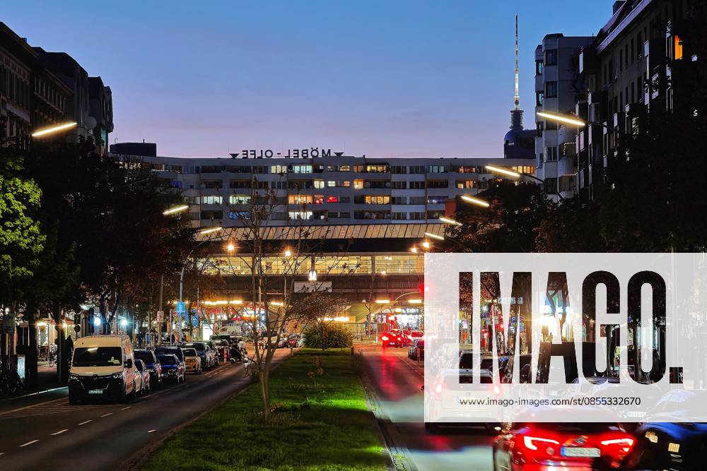 Berlin, Deutschland, 30.04.2026: Vorabend des 1. Mai auf der Kottbusser Straße mit Blick auf das Kottbusser Tor