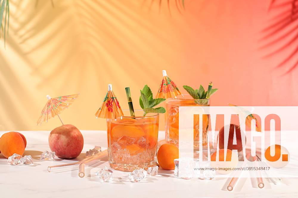 Modernes Stillleben mit Früchten. Royal Limonade Cocktail mit Pfirsich, Aprikose, Mojito mit Tequila, Gin, Rum, Eis und frischer Minze, Bar und Party-Konzept, Restaurant und Café Werbekarte Modern still life with fruits. Royal lemonade cocktail with peach, apricot, mojito with tequila, gin, rum, ice and fresh mint, bar and party concept, restaurant and cafe advertising card, (License=RF)