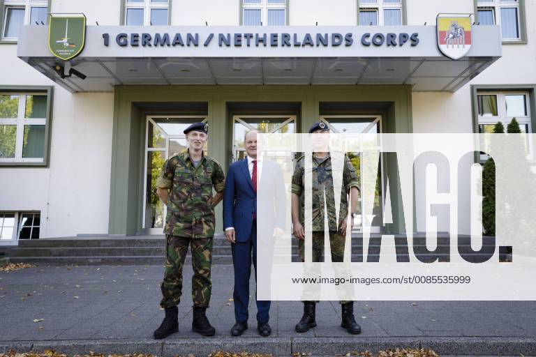 Bundesfinanzminister Olaf Scholz (M), SPD, wird von Brigadegeneral Dieter Meyerhoff (r) und Major General Michiel van der Laan (l) beim I. Deutsch-Niederlaendischen Corps begruesst, 18.09.2018, Muenster. Muenster Germany