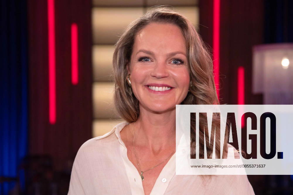 Eva BRENNER, Moderatorin, Portraet, Portrait, Porträt, Einzelbild, angeschnittenes Einzelmotiv, zu Gast in der Sendung ,,Koelner Treff,, im WDR Fernsehen