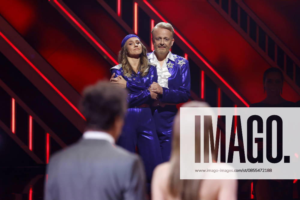 Entertainer Ross Antony und Profitänzerin Mariia Maksina erwarten das Urteil überbracht von Moderator Daniel Hartwich und Moderatorin Victoria Swarovski bei der achten Tanzshow der 19. Staffel der RTL-Tanzshow Lets Dance im Coloneum. Köln, 01.05.2026 NRW Deutschland