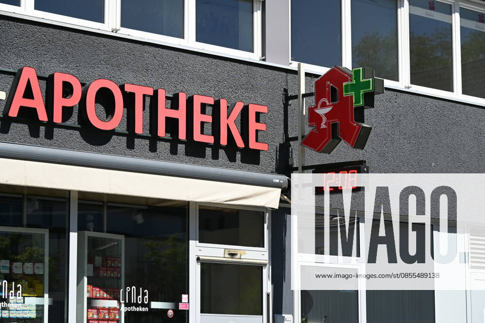 Schriftzug, Symbol, Logo für Apotheke. Apotheken A mit eingezeichnetem Arzneikelch mit Schlange