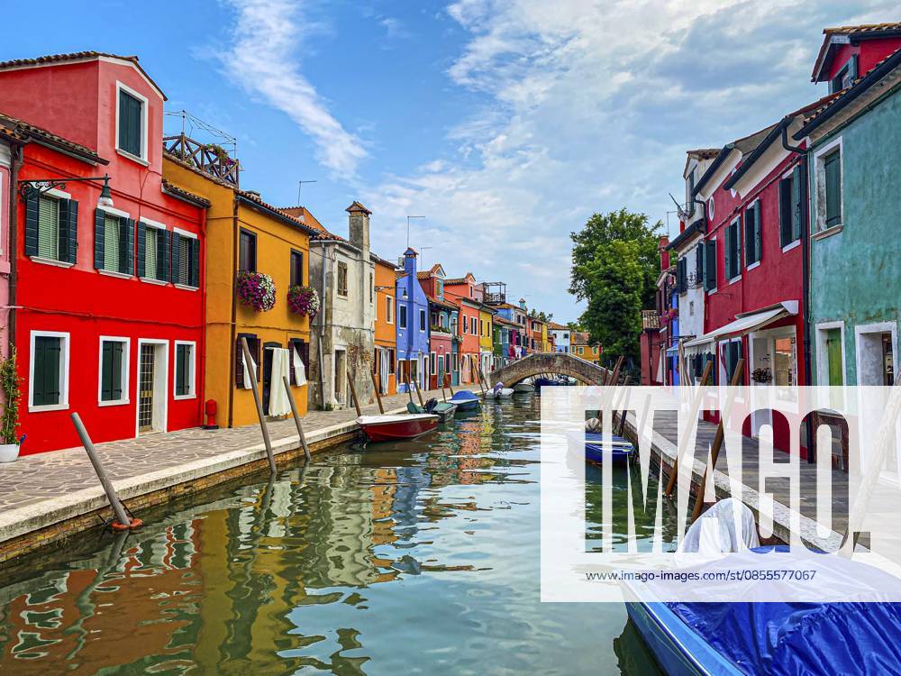 Boote und farbenfrohe, traditionell bemalte Häuser in einer Kanalstraße, Häuser auf der Insel Burano, Venedig, Italien Boats and colorful traditional painted houses in a canal street houses of Burano island, Venice, Italy