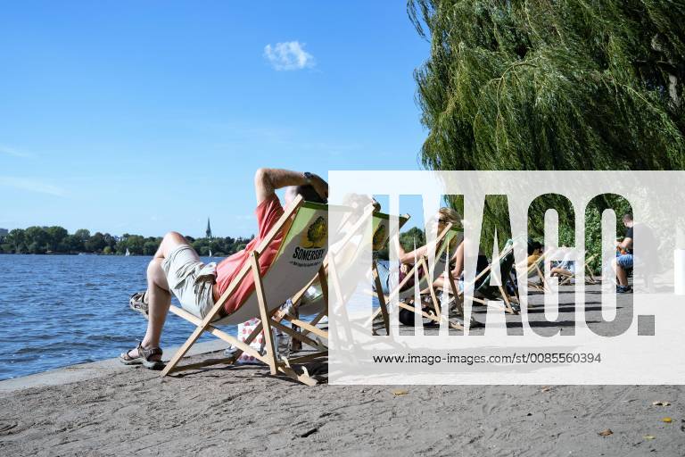 Menschen genießen den sonnigen Tag in Sonnenliegen an der Hamburger Außenalster Höhe Alsterperle Sonnenliege;Der wohl letzte Sommertag des Jahres 2018 - der Rekordsommer verabschiedet sich vor dem Herbstanfang noch einmal mit strahlendem Sonnenschein - Wetterfoto Sonne Herbst Freizeit in Hamburg, Hamburg Hamburg Deutschland Barmbek-Winterhude