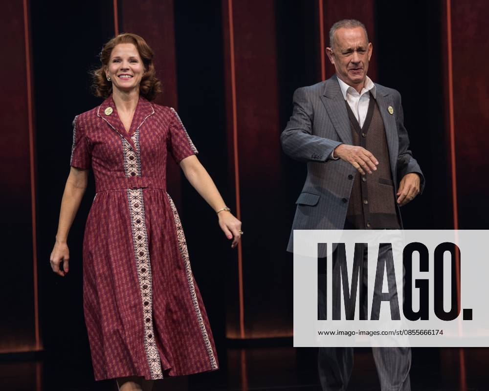 Kelli O Hara, Tom Hanks on stage for THIS WORLD OF TOMORROW Opening Night Off-Broadway Curtain Call, The Shed?s Griffin Theater, New York, NY, November 18, 2025. Photo By: Simon Lindenblatt Everett Collection2518N01 F7015 PUBLICATIONXNOTxINxCANxCHNxFRAxITAxJPNxNORxPOLxRUSxESPxUKxUSA