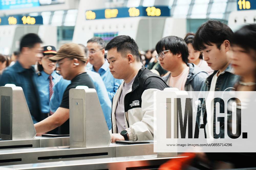 China Travel Peak Travelers pass a boarding gate in the departure hall of a railway station in Hangzhou in eastern China s Zhejiang province, Tuesday, May 5, 2026, the last day of a five-day national vacation., Credit:LONG WEI Avalon CHINA, ZHEJIANG, HANGZHOU
