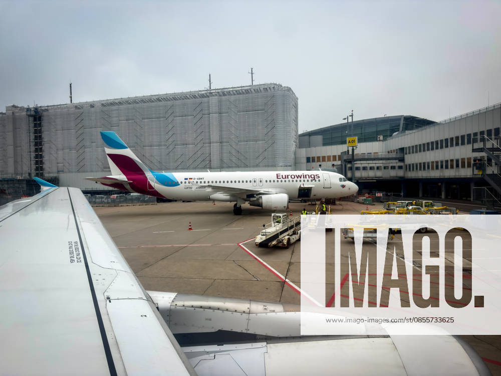 Düsseldorf, Nordrhein-Westfalen, Deutschland, Europa, Flughafen Düsseldorf (DUS), Vorfeld, Eurowings, Airbus A320, Passagierflugzeug, Luftfahrt, Aviation, Bodenabfertigung, Ground Handling, Gepäckverladung, Gate A01, Terminal, Rollfeld, Flügelperspektive, Triebwerk, Flughafenbetrieb, Logistik, Reiseverkehr, Infrastruktur, Sicherheitsbereich, Wartung, Baustelle, Flughafenpersonal, High Visibility, Transportfahrzeuge, Airlines, Kurzstrecke, Mobilität, Tourismus, Wirtschaft, Lufthansa Group