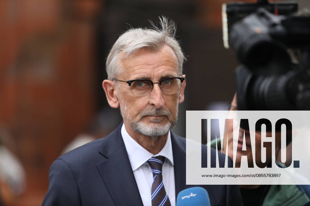 Armin Schuster bei der Kranzniederlegung für die Opfer der Amokfahrt. In der Fußgängerzone der Leipziger Innenstadt ist am Montag ein 33-jähriger Leipziger mit seinem Auto in eine Menschenmenge gerast. Es gibt zwei Tote und zahlreiche Verletzte. Erst ein Poller stoppt die Fahrt am Ende der Grimmaischen Straße. Leipzig