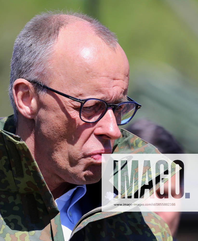 Bundeskanzler Friedrich Merz bei der Bundeswehr in Munster. Hochkant. Bundeskanzler Friedrich Merz bei der Bundeswehr in Munster. Munster Niedersachsen Deutschland