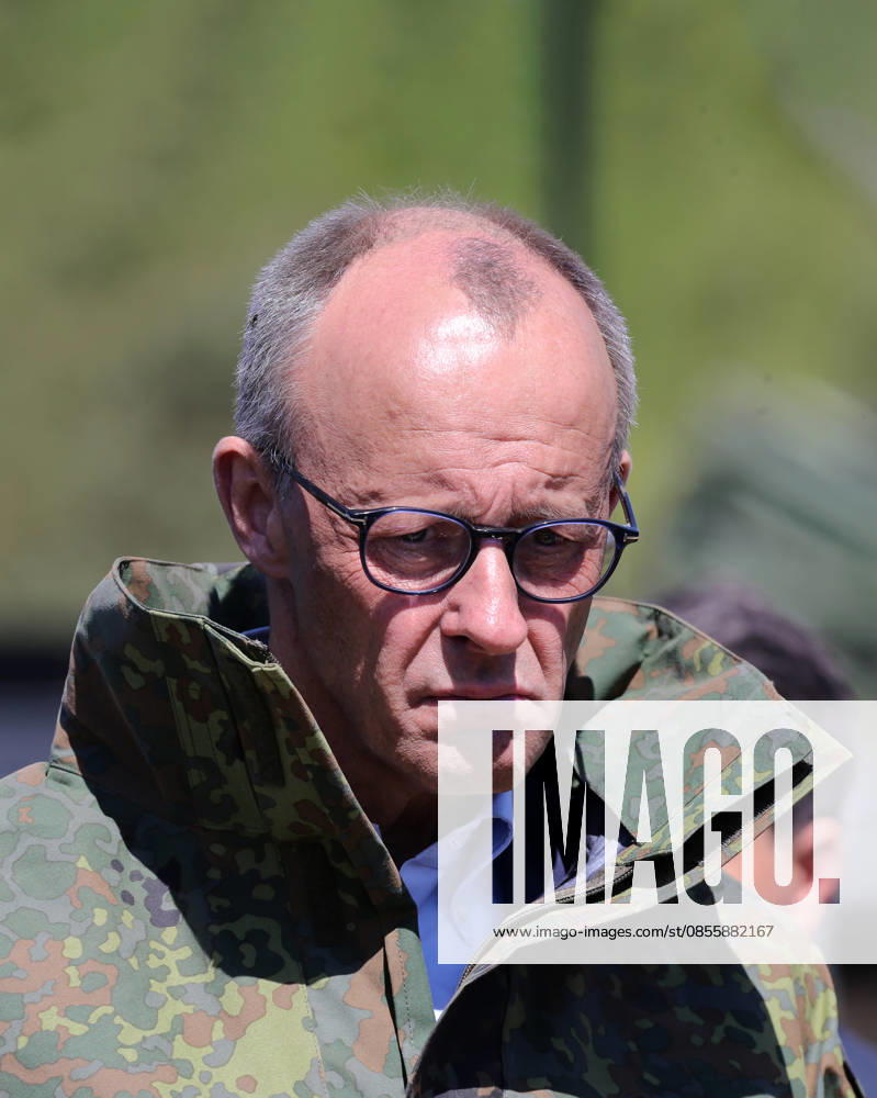 Bundeskanzler Friedrich Merz bei der Bundeswehr in Munster. Hochkant. Bundeskanzler Friedrich Merz bei der Bundeswehr in Munster. Munster Niedersachsen Deutschland