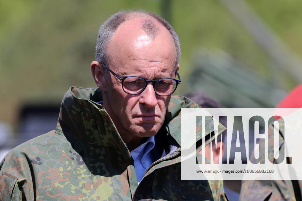 Bundeskanzler Friedrich Merz bei der Bundeswehr in Munster. Hochkant. Bundeskanzler Friedrich Merz bei der Bundeswehr in Munster. Munster Niedersachsen Deutschland