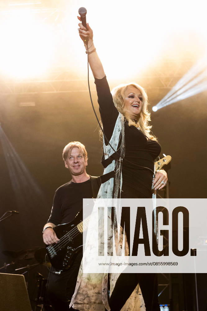 Bonnie Tyler, die Sängerin bei ihrem Konzert am 21.9.2023 im Rahmen vom Sagres Campo Pequeno in Lissabon, Portugal Sorge um Bonnie Tyler - nach ihrer Notopeartion liegt die 74jaehrige Saengerin im kuenstlichen Koma