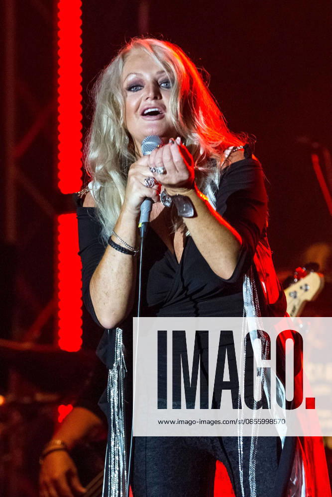Bonnie Tyler, die Sängerin bei ihrem Konzert am 21.9.2023 im Rahmen vom Sagres Campo Pequeno in Lissabon, Portugal Sorge um Bonnie Tyler - nach ihrer Notopeartion liegt die 74jaehrige Saengerin im kuenstlichen Koma