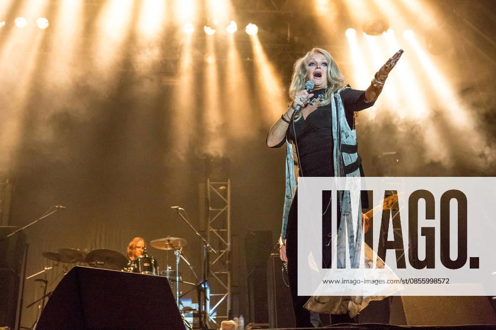 Bonnie Tyler, die Sängerin bei ihrem Konzert am 21.9.2023 im Rahmen vom Sagres Campo Pequeno in Lissabon, Portugal Sorge um Bonnie Tyler - nach ihrer Notopeartion liegt die 74jaehrige Saengerin im kuenstlichen Koma