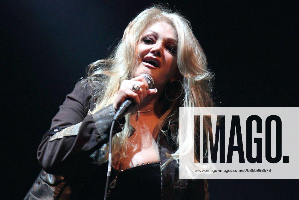 Bonnie Tyler, die Sängerin bei ihrem Konzert am 19.12.2016 in London Sorge um Bonnie Tyler - nach ihrer Notopeartion liegt die 74jaehrige Saengerin im kuenstlichen Koma
