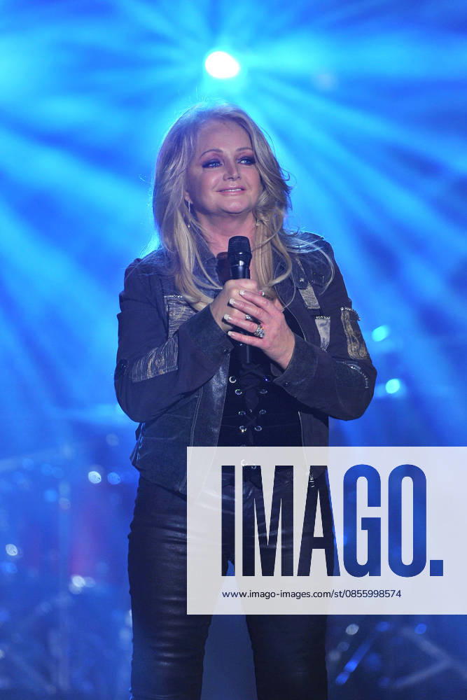 Bonnie Tyler bei der ZDF TV Show Willkommen bei C. Nebel (ZDF) am 16.2.2016 in Berlin Sorge um Bonnie Tyler - nach ihrer Notopeartion liegt die 74jaehrige Saengerin im kuenstlichen Koma