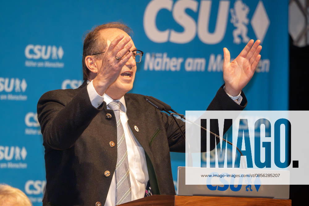 Alexander Dobrindt, CSU, Bundesinnenminister, Rede bei CSU-Veranstaltung im vollbesetzten Bierzelt, Truderinger Festwoche, bayerisches Volksfest, München, 11. Mai 2026 Deutschland, München, 11. Mai 2026, Alexander Dobrindt, 55, CSU, Bundesinnenminister, Rede bei CSU-Veranstaltung im vollbesetzten Bierzelt, im Rahmen der Truderinger Festwoche, traditionelles bayerisches Volksfest im Münchner Stadtteil Trudering, Montagabend, Politik, Politiker, Bayern,
