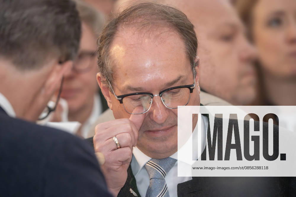 Alexander Dobrindt, CSU, Bundesinnenminister, CSU-Veranstaltung im vollbesetzten Bierzelt, im Rahmen der Truderinger Festwoche, bayerisches Volksfest, München, 11. Mai 2026 Deutschland, München, 11. Mai 2026, Alexander Dobrindt, 55, CSU, Bundesinnenminister, Ehrengast und Redner bei CSU-Veranstaltung im vollbesetzten Bierzelt, Truderinger Festwoche, traditionelles bayerisches Volksfest im Münchner Stadtteil Trudering, Montagabend, Politik, Politiker, Bayern,