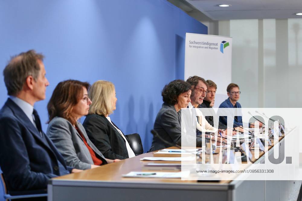 Berlin, Deutschland, 12.05.2026: Haus der Bundespressekonferenz: Pressekonferenz: Sachverständigenrat für Integration und Migration (SVR) ? Vorstellung Jahresgutachten 2026: L-R: Marc Helbling, Sandra Lavenex, Birgit Leyendecker, Heike Köhn, Winfried Kluth, Birgit Glorius, Hannes Schammann, Havva Engin, Panu Poutvaara